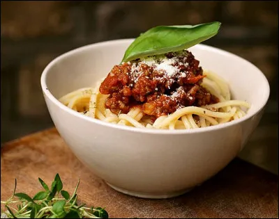 Les spaghettis "bolognaise" > D'abord et d'une, ils nexistent pas du tout à Bologne. De deux, qui dit "bolognaise" impliquerait des tagliatelles (ou des lasagnes) et de la crème dans la sauce. Alors ?