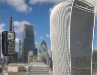 2014, gratte-ciel "Talkie-walkie", Londres > Le profil incurvé de cet immeuble a causé un problème sérieux : lequel ?