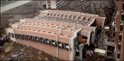 2009, complexe de la rivière "Lotus", Shanghai (Chine) > Ici, c'est encore l'architecte de la planification qui a décidé de faire un gratte-ciel horizontal... Plus sérieusement, que s'est-il passé ?