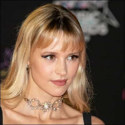 Retrouve la chanson d'Angèle !