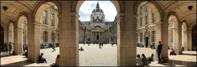 De quel siècle date la construction du premier bâtiment de la Sorbonne ?