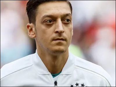 Dans quel club Mesut Özil joue-t-il ?