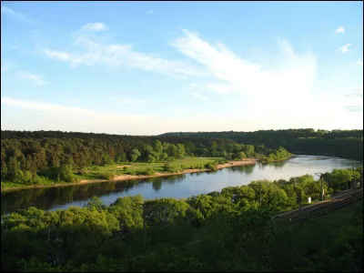 Quel fleuve, qui se jette dans la Baltique, matérialise la frontière entre l'exclave russe de Kaliningrad et la Lituanie ?