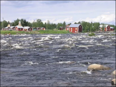 Le fleuve Torne, qui se jette dans la mer Baltique, matérialise sur 200 km la frontière entre deux pays :