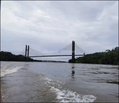 Quel fleuve constitue la frontière entre la Guyane française et le Brésil ?