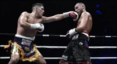 Trouve la traduction du verbe "frapper".