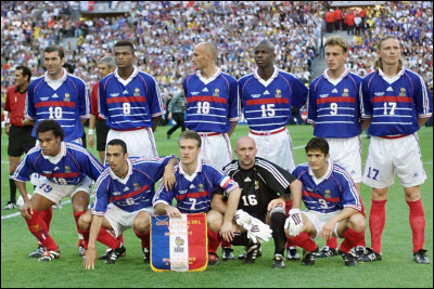 Quel footballeur membre de l'équipe de France championne du monde en 1998 est surnommé "le divin chauve" ?