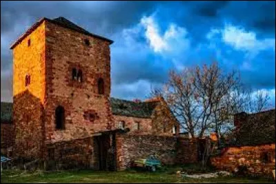 Nous sommes en Occitanie devant la grange monastique de Ruffepeyre, à Mayran. Village de l'arrondissement de Villefranche-de-Rouergue, il se situe dans le département ...