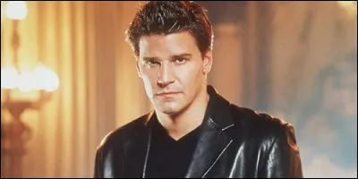 Comment se prénommait Angel avant de devenir un vampire ?