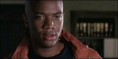 Quel membre de la famille de Charles Gunn se transforme en vampire ?