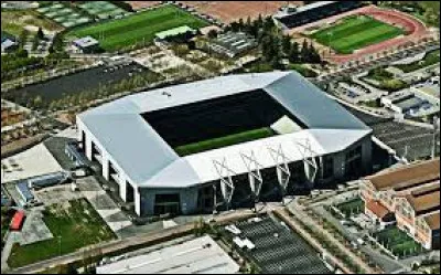 Comment est surnommé le stade Geoffroy-Guichard situé à Saint-Étienne ?