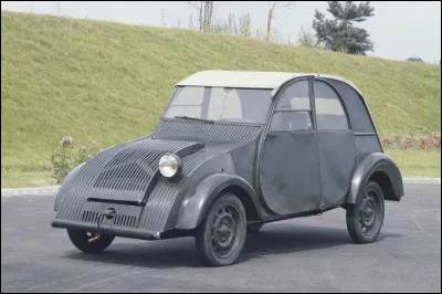 Conçu à la fin des années 1930, le prototype TPV a vu sa carrière écourtée par la guerre. Toutefois, le projet ne fut pas stoppé pour autant et aboutira à l'une des voitures françaises les plus emblématiques. Laquelle ?