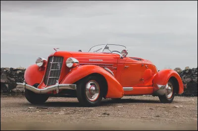 Mu par un puissant moteur V12 issu de l'aéronautique, ce roadster fait partie des voitures de prestige les plus singulières des USA. Saurez-vous retrouver son nom ?