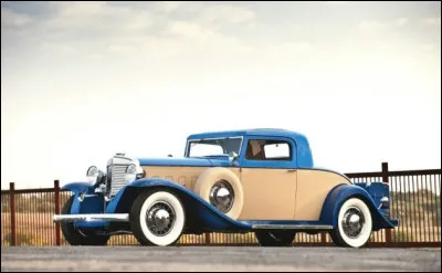 Conçue pour concurrencer la Cadillac V16, cette voiture de luxe réplique avec un moteur aussi gros mais ça n'a pas suffit à faire entrer cette marque dans nos mémoires. Quel est ce modèle ?