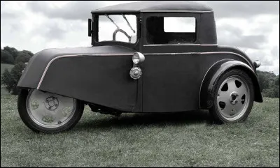Cette étrange (et peu avenante) voiture allemande à 3 roues fut conçue peu de temps après la Crise économique de 1929. Quant à son nom, n'est-il pas un poil démesuré au vu de sa taille réelle ?
