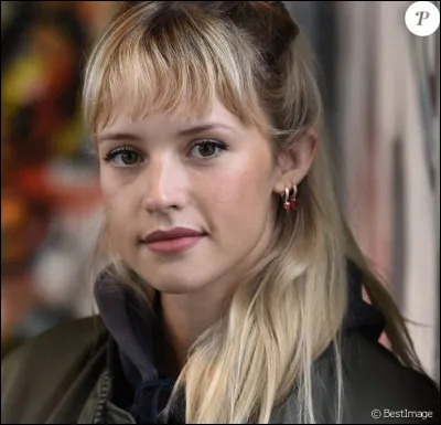 Dans quel clip Angèle fait-t-elle des pubs ?