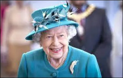 Quelle a été la particularité du sacre de la célèbre Elisabeth II (1926-...), lorsqu'elle avait 26 ans ?