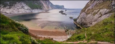 Où se trouve le Man of War Bay sur la côte du Dorset ?