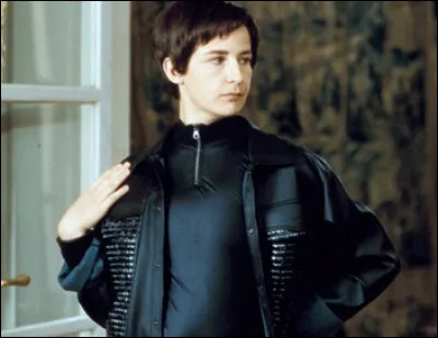 Quelle actrice voyons-nous ainsi dans "Le Derrière" ?