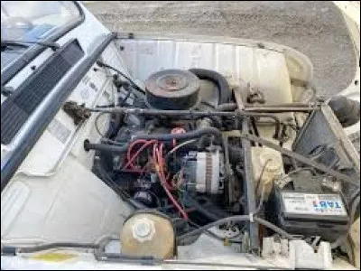 Robuste, économique et identifiable à sa casserole du filtre à air, ce moteur va équiper une voiture française à partir de 1961. Quel est ce modèle ?
