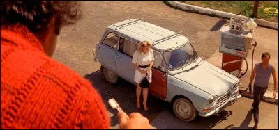 Quel est cette voiture qui fait le plein à la station-service ?