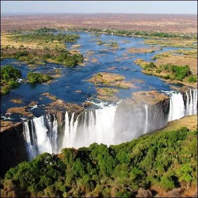 Sur quel fleuve se trouvent les chutes Victoria ?