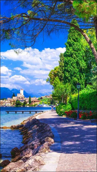 En quoi va-t-il transformer les tyrrhéniens ?