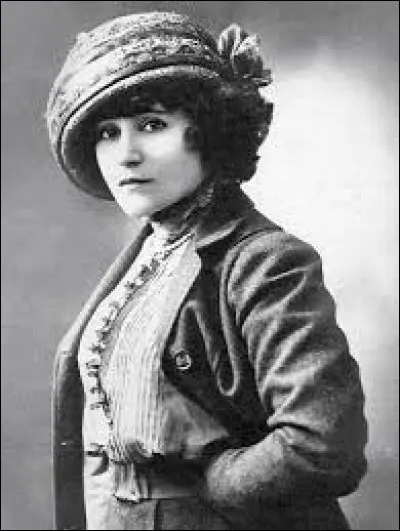 Quelle écrivaine a commencé sa carrière par publier trois romans sous le nom de son mari ?