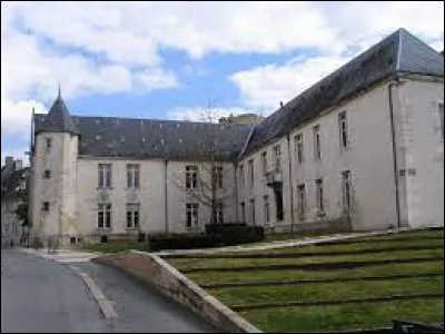 Sous-préfecture de son département, Issoudun se situe ...