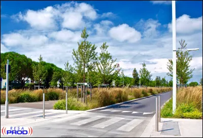 Comment s'appelle le grand boulevard depuis le pont de la Matte, en direction de Nantes ?