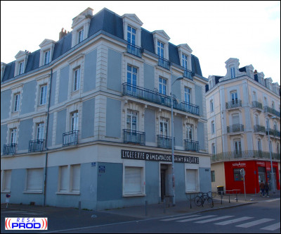 La bâtiment de l'actuel "Lycée expérimental", boulevard René Coty, était autrefois :