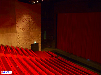 Combien y a-t-il de places assises dans le théâtre Simone Veil ?