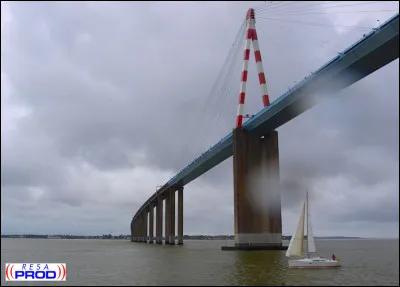L'un des haubans du pont de St-Nazaire (le numéro 32) a une particularité, laquelle ?