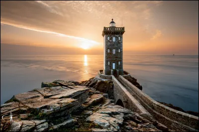 Dans quel port du Finistère le phare de Kermorvan se trouve-t-il ?