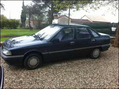 Lancée en mars 1986 pour remplacer la R 18, elle se positionnait dans gamme moyenne haute du marché européen. Elle a été produite à 2 millions d'exemplaires dont la version break "Nevada" :