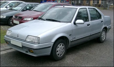 Sortie fin 1988 pour remplacer les R 9 et 11, et produite à près de 6 millions d'exemplaires, c'est une voiture compacte destinée au marché européen ; elle est la première Renault bien vendue en Allemagne :