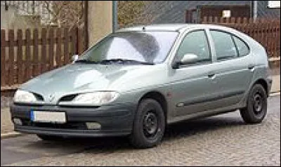 Lancée en 1995 pour remplacer la R 19, c'est la ...