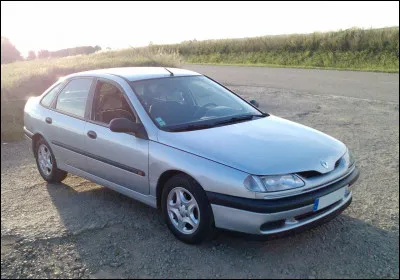 Lancée en 1993 pour remplacer la R 21, c'est la ...