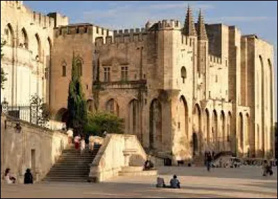 Nous terminons notre quiz au palais des Papes. Nous sommes bien évidemment à ...