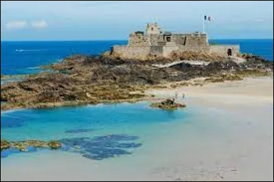 Le fort National de Saint-Malo, en Bretagne, a été édifié sur ordre de Louis XIV, au ...