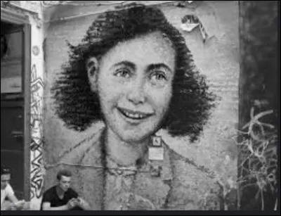 Où est décédée Anne Frank ?