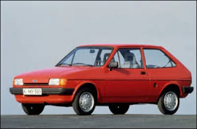 Cette voiture rouge est une ...