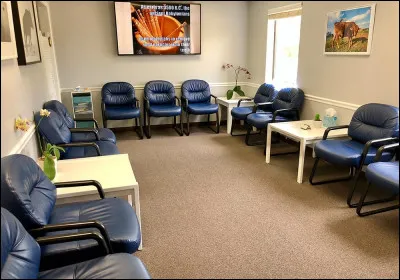 Dans la salle d'attente, combien de personnes peuvent s'assoir ?