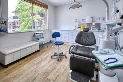 Dans la première salle de soins, où se situe la fenêtre ?