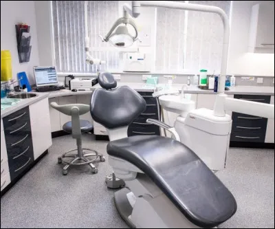 Dans la seconde salle de soins, combien de roues possède la chaise ?