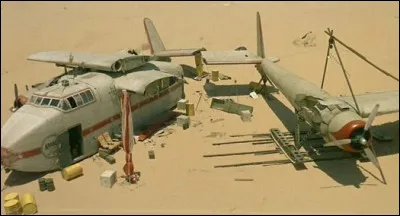 Quel est ce film de 1965 servi par James Stewart, où les naufragés d'un vol reconstruisent, en plein désert libyen, un nouvel appareil pour redécoller ?