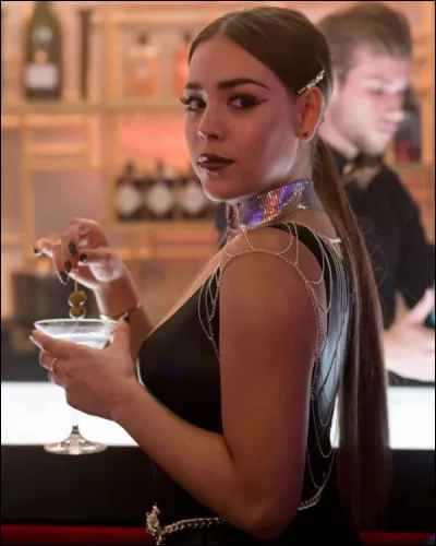 Et enfin qui est cette fille ?