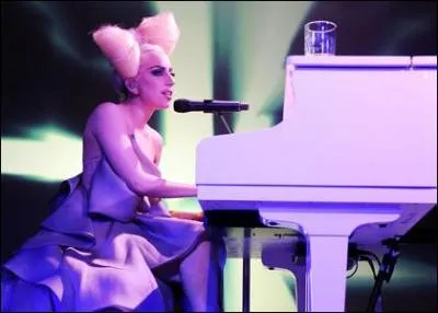 A quel ge a-t-elle commenc  jouer du piano ?