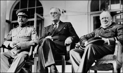 ''Je n'ai rien à offrir que du sang, du labeur, des larmes et de la sueur.'' Qui prononça cette célèbre phrase le 13 mai 1940 devant la Chambre des communes dans un contexte de guerre ?