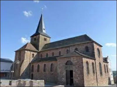 Nous sommes dans le Grand-Est, au pied de l'&eacute;glise Saint-Arbogast, &agrave; Surbourg. Commune entre Haguenau et Wissembourg, sur la rive gauche de la Sauer, elle se situe dans le d&eacute;partement ...